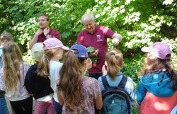 Konrad Brunnhofer (operativer Geschäftsführer Naturpark Föhrenberge) schenkt den Kindern einen Schlauchschal