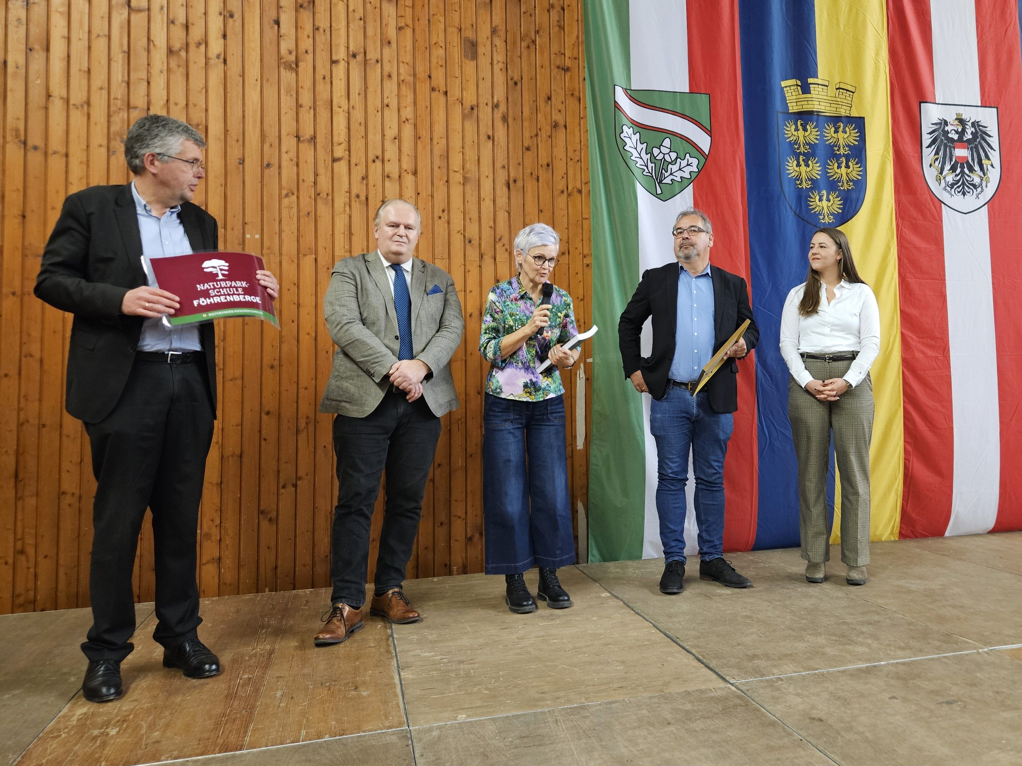 Ehrengäste der Prädikatisierung auf der Bühne.