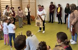 Landesrat Susanne Rosenkranz präsentiert den Kindergartenkindern ihre mitgebrachte Insektenhilfe.  