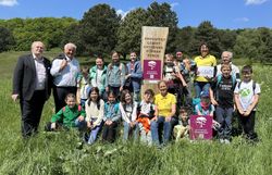 Gruppenfoto Schüler:innen, Bürgermeister Johannes Seiringer, Geschäftsführer des Naturparks Föhrenberge Markus Wildeis und Obfrau des Landschaftspflegevereins Irene Drozdowski 