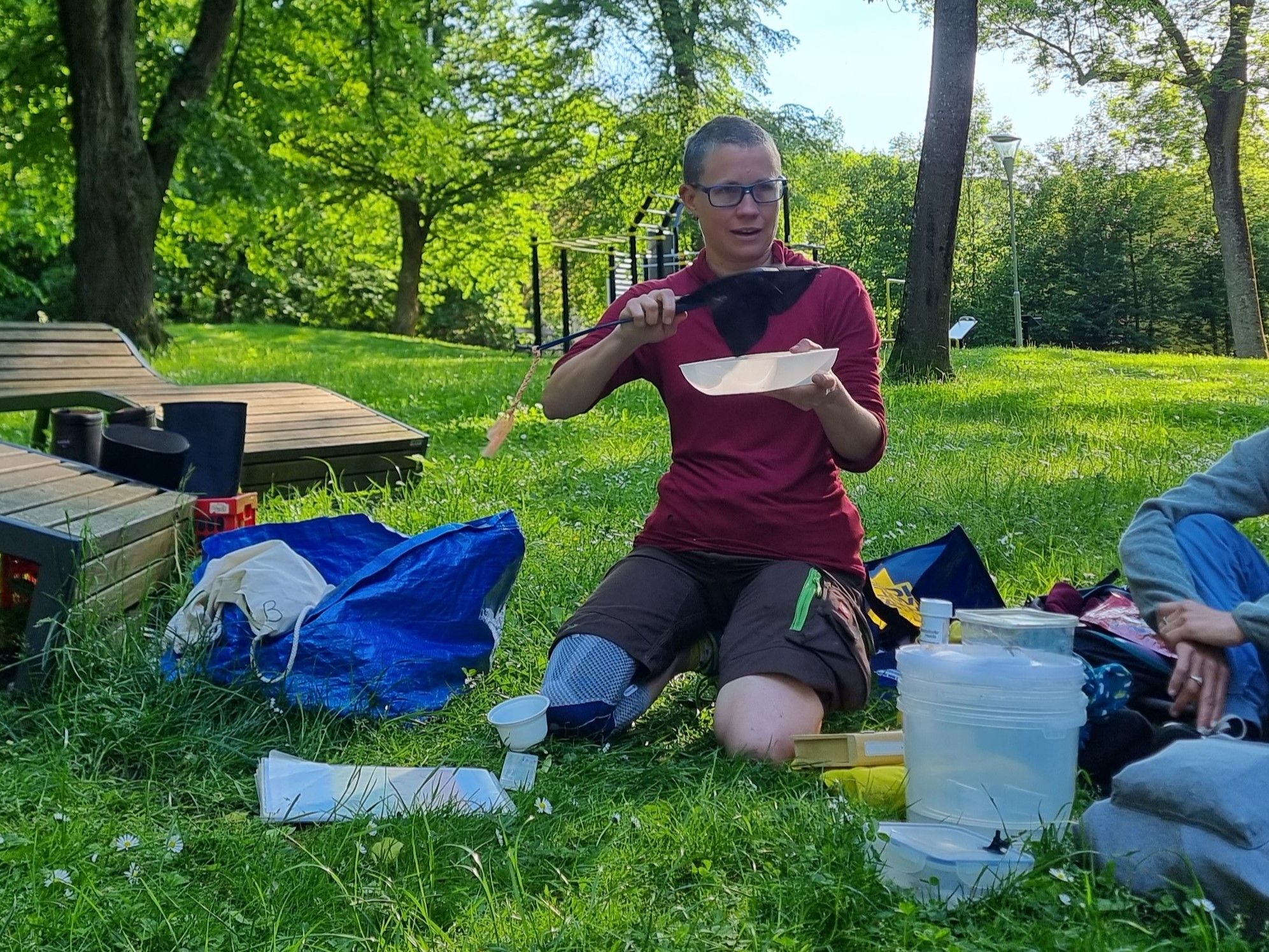 Unsere Naturvermittlerin zeigt schonendes und zielführendes Keschern vor.