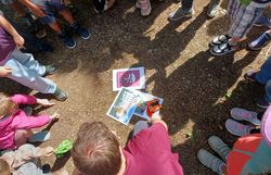 Kinder im Kreis um Naturpark-Spiel