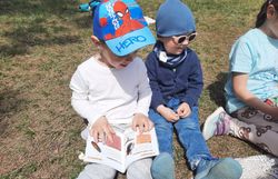 Kinder betrachten die spannenden Insekten im Bestimmungsbuch