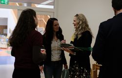 Netter Austausch nach den Feierlichkeiten. Kindergartenleitung Claudia Fock, Julia Friedlmayer (Geschäftsführerin des Verbands Naturparke Österreich)