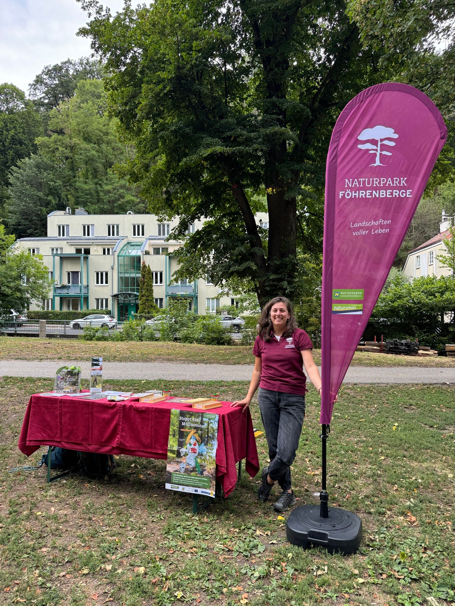 Mitarbeiterin vor Infostand