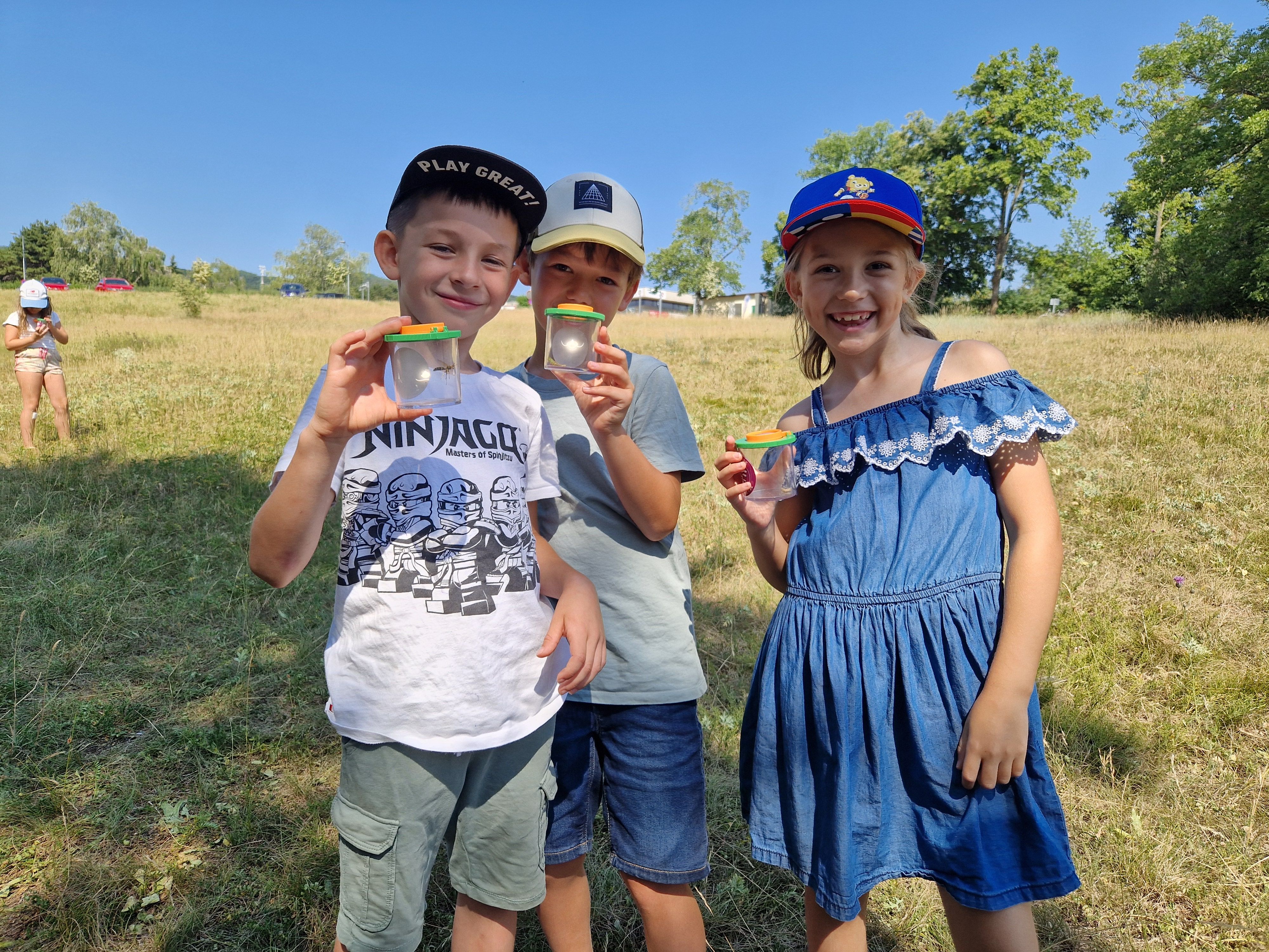 Kinder mit Becherlupe