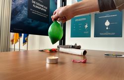 "Kann Wasser mehr Wärme speichern als Luft?" - Experiment mit Wasser gefülltem Luftballon und Kerze