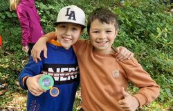 Kinder mit Becherlupe