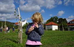 Kind mit Becherlupe
