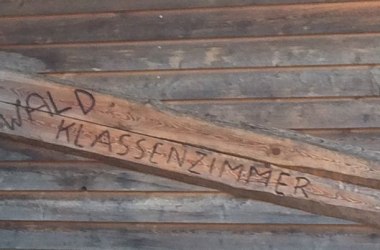 Holzschild mit eingravierten Schriftzug Waldklassenzimmer