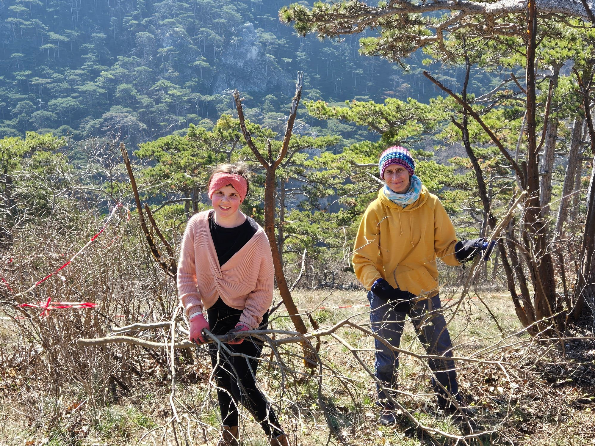 Auch Pädagogin Irene half tatkräftig beim schneiden der Gehölze mit.