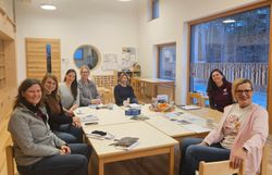 Gruppenfoto der teilnehmenden Pädagoginnen mit Naturpädagogin Sarah Leischner