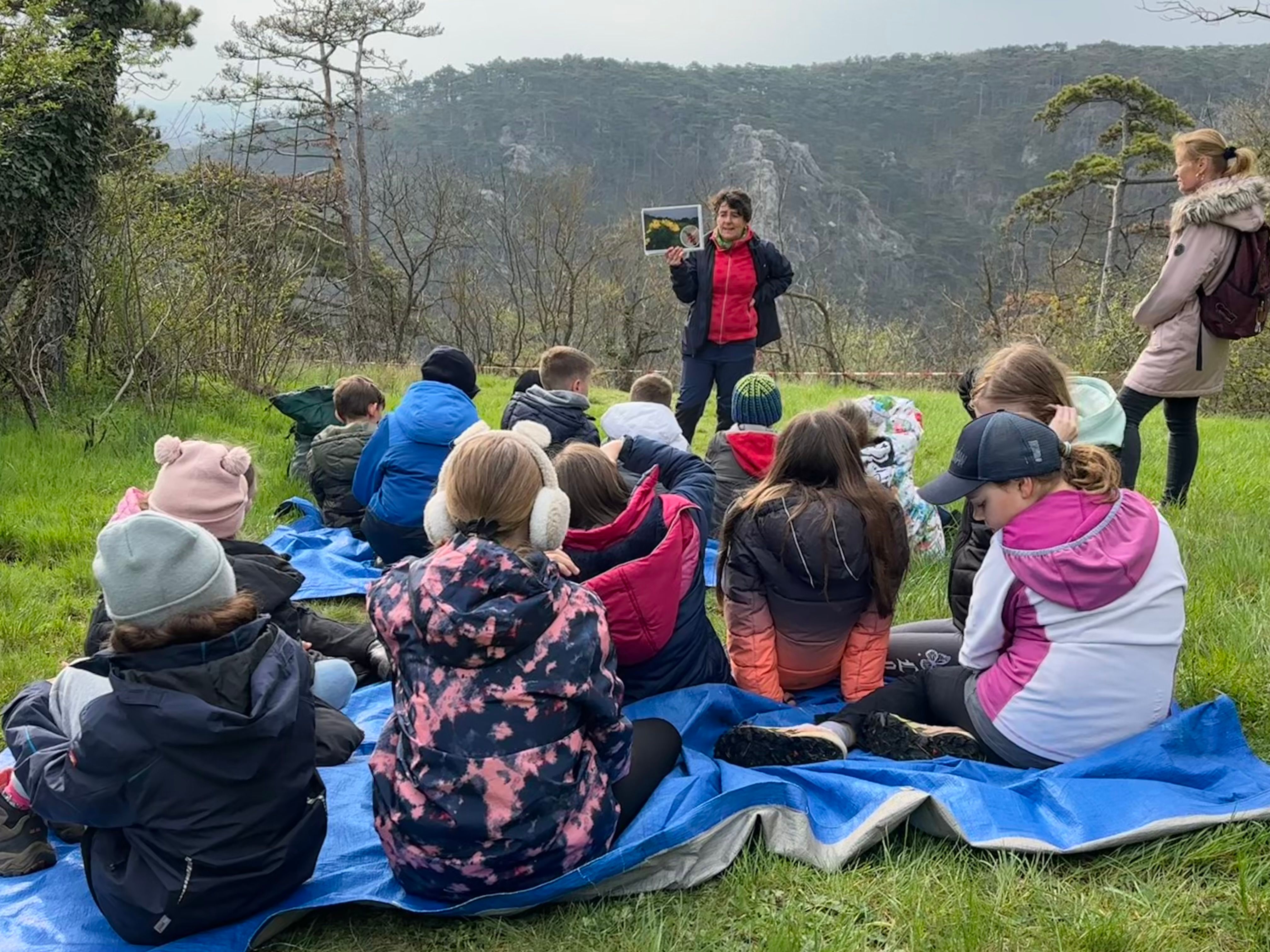 Biologin Elke Weisz-Emesz gibt vor der Pflegeaktion Einblicke in den Naturpark Föhrenberge und den Lebensraum Trockenrasen.