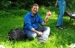Unser Naturvermittler erklärt was Plastikflaschen mit dem Gewässer zu tun haben und welche Auswirkungen sie haben können.