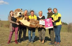 Menschen in einer Gruppe mit Ziesel-Maskottchen PERZI