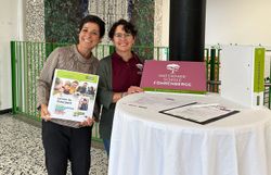 Elke Weisz-Emesz (Landschaftspflegeverein-Bildungsreferentin für den Naturpark Föhrenberge) und Jasmine Bachmann (Geschäftsführerin Verein Naturparke NÖ)  präsentieren die Urkunde.