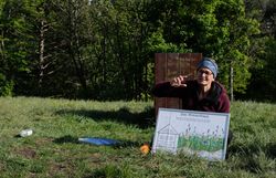 Naturvermittler:in Alex erklärt die Stockwerke des Wiesenhauses und die Umsetzung mit den Kindern.