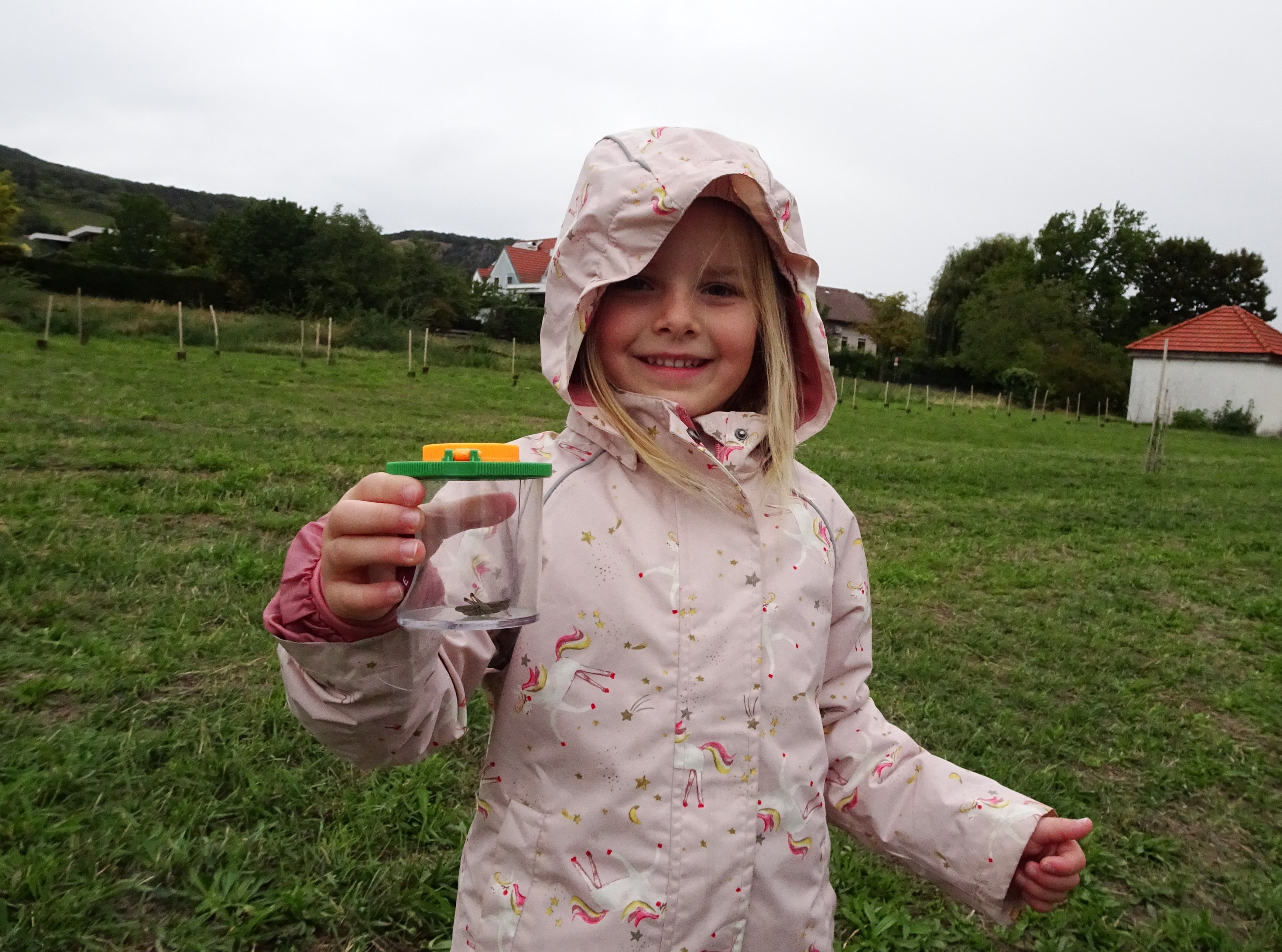 Kind mit Becherlupe