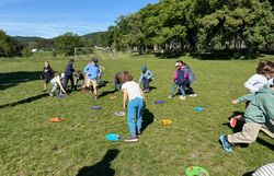 Kinder spielen ein Bewegungsspiel
