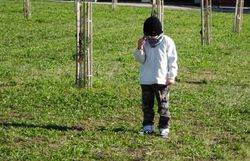 Kind mit Becherlupe