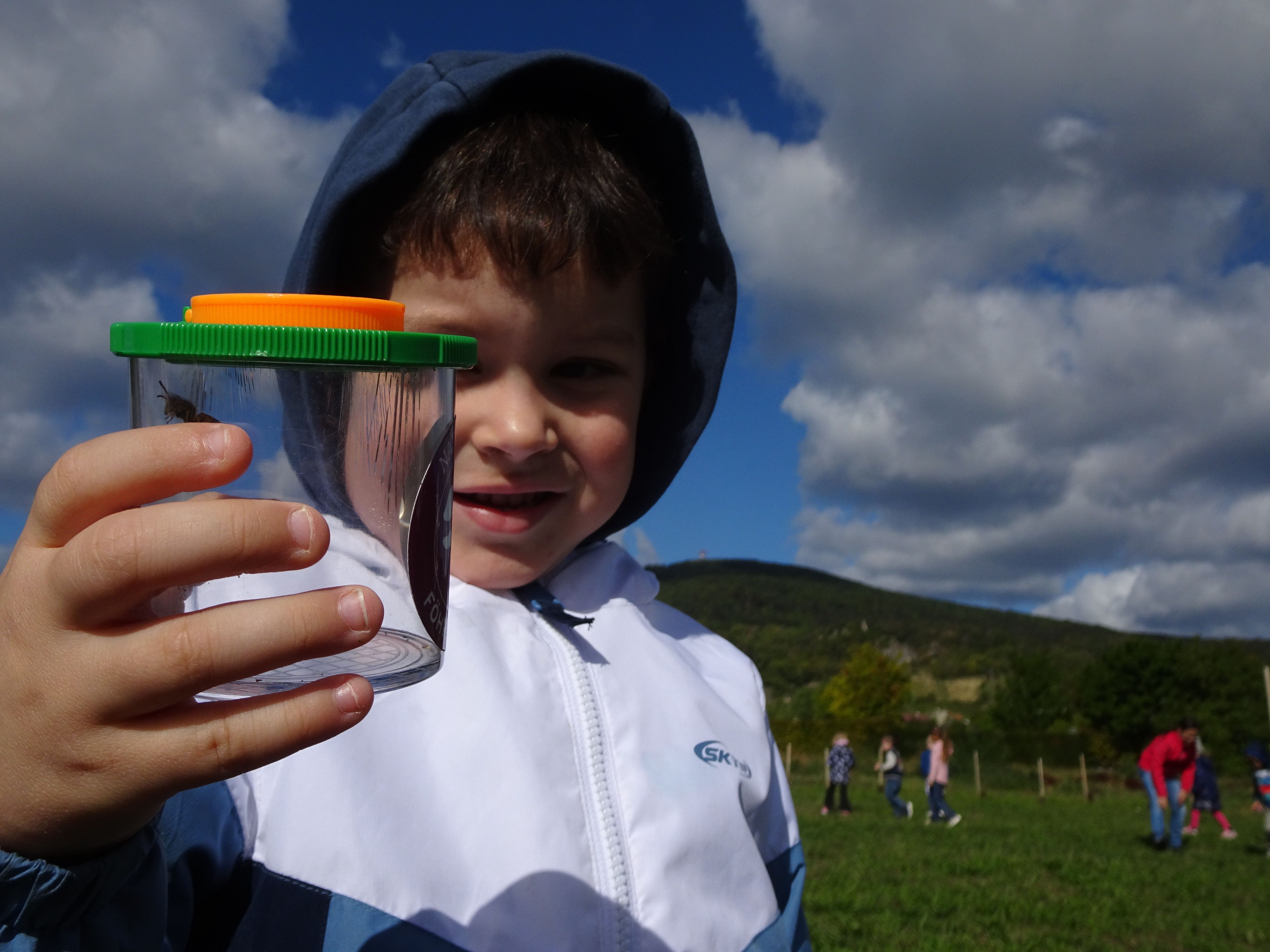Kinder mit Becherlupen