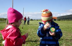 Kinder mit Becherlupen