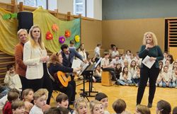 Direktorin Katharina Hussian hält eine Rede.