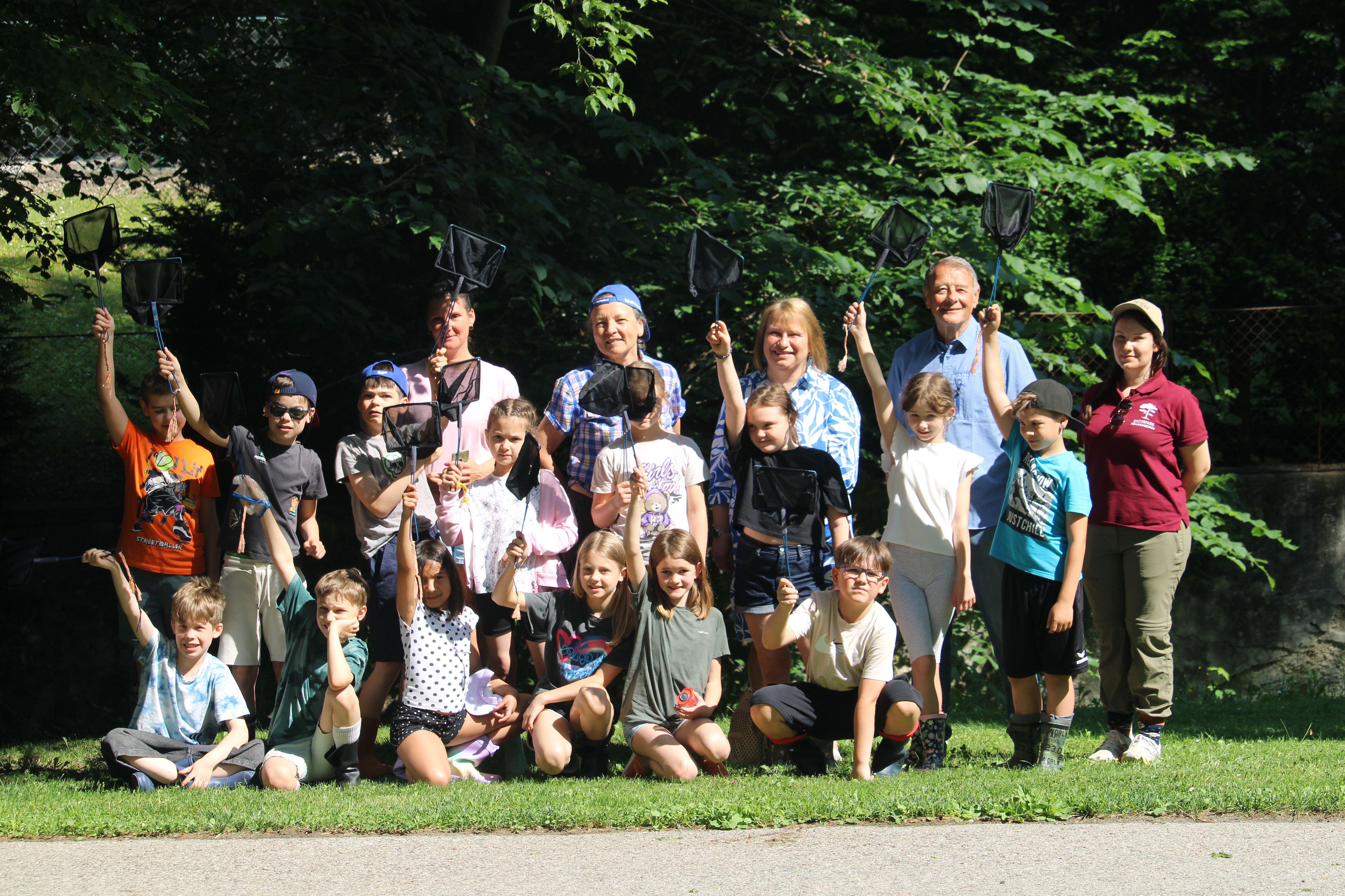 Klassenfoto 3a mit Direktorin Barbara Hieß und Gemeinderat Johann Schadwasser