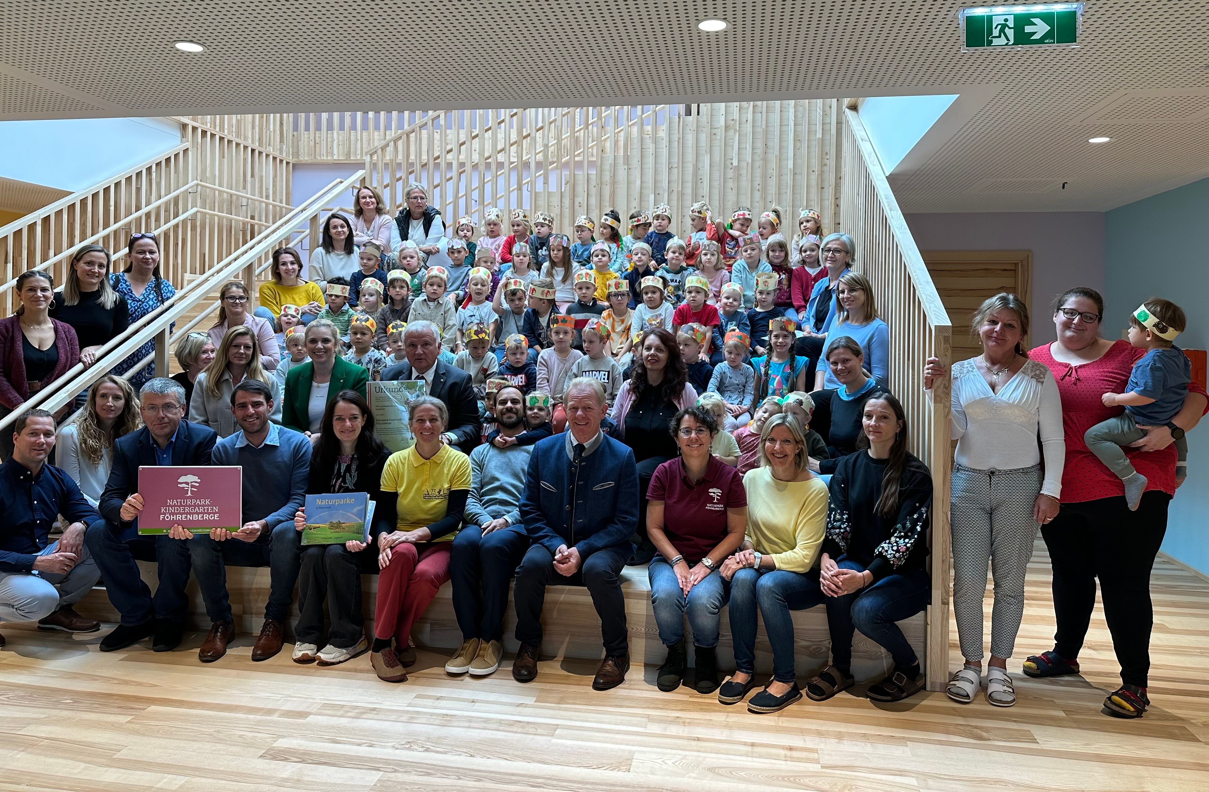 Gruppenfoto aller Teilnehmenden der Prädikatisierungsfeier zum Naturpark-Kindergarten Gießhübl. 