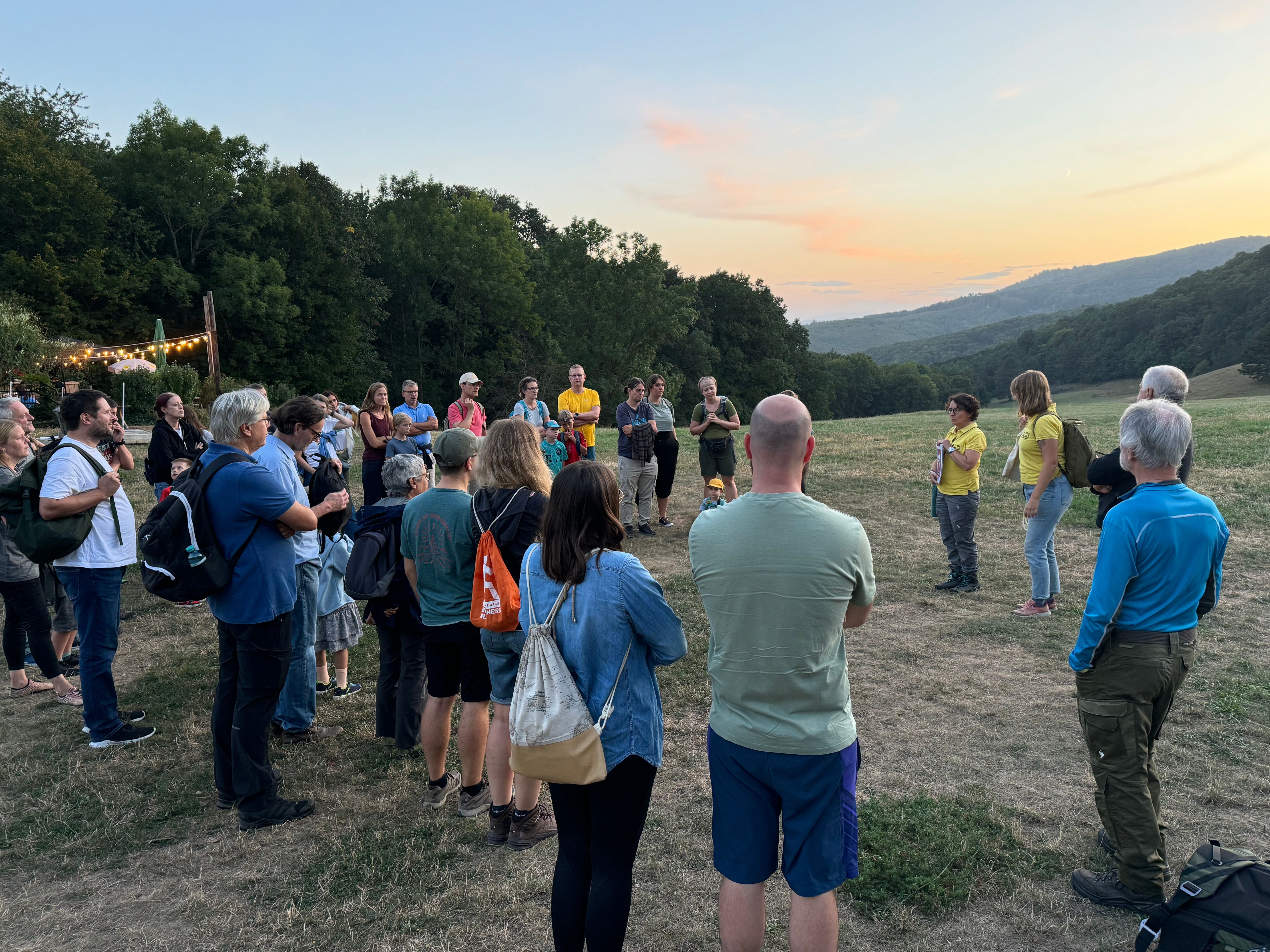 Spannende Fakten zum Naturpark Föhrenberge zur Begrüßung der Teilnehmer:innen von unseren Biologinnen Elke und Bianca.