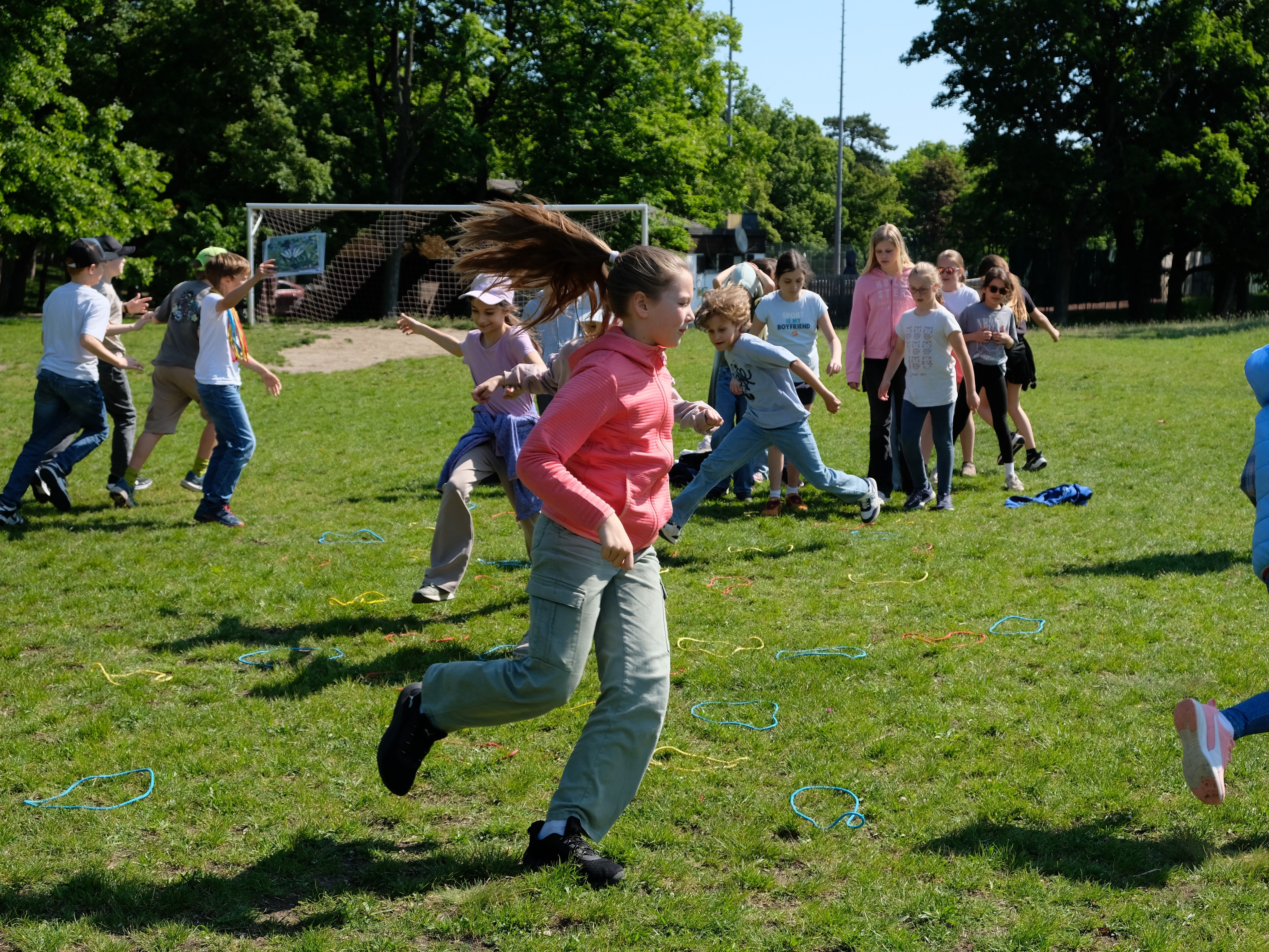 Kinder spielen ein Bewegungsspiel