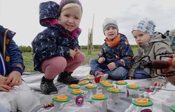 Kinder mit Becherlupen