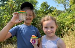 Kinder mit Becherlupe