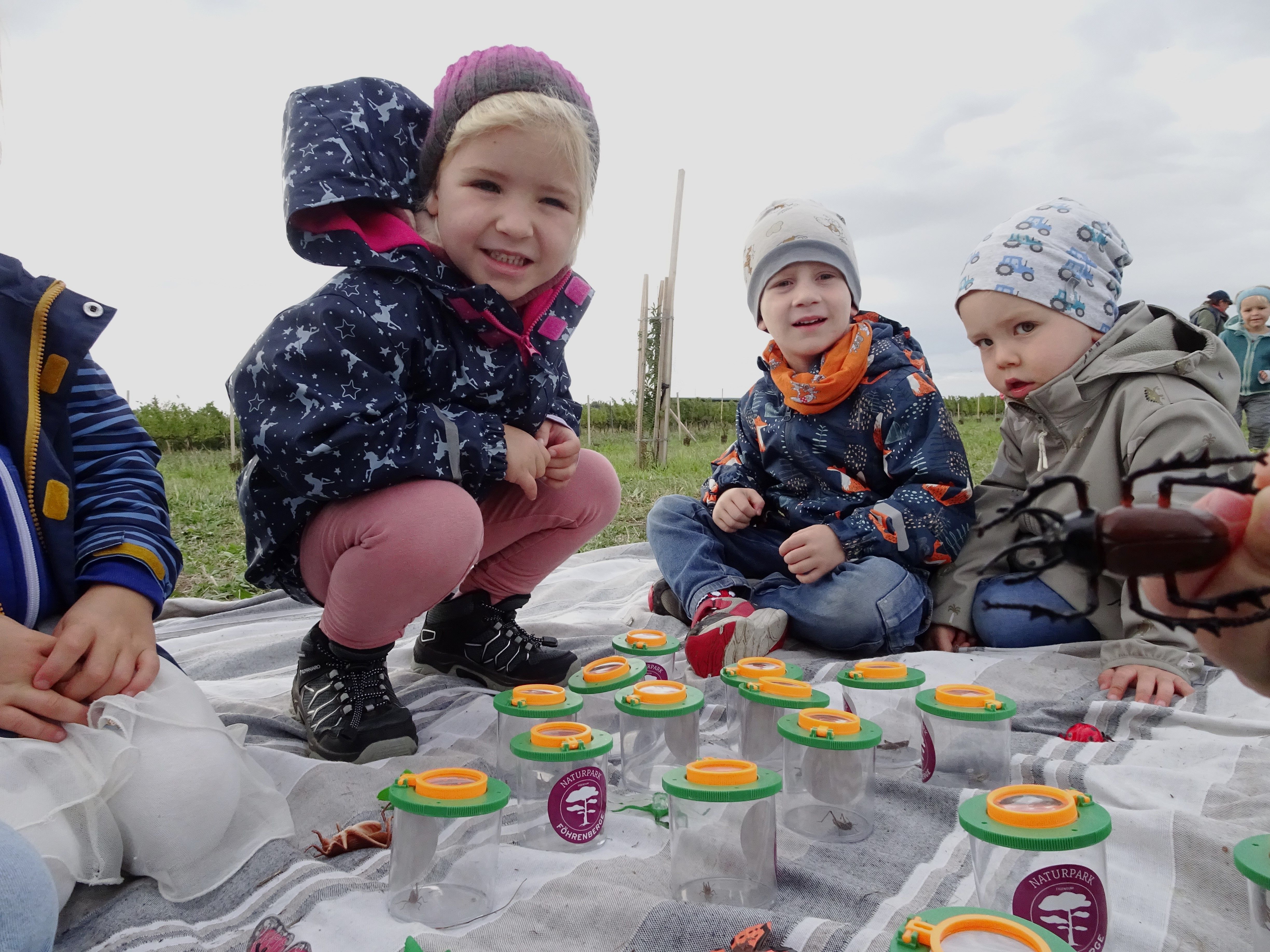 Kinder mit Becherlupen