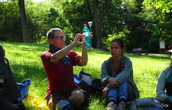 Naturvermittlerin veranschaulicht die Verteilung von Wasser auf der Erde (Salzwasser, Eis, Süßwasser)