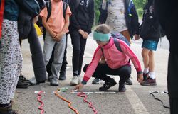 Schülerin ordnet Gegenstände ihrer Verrottungsdauer in der Natur zu.