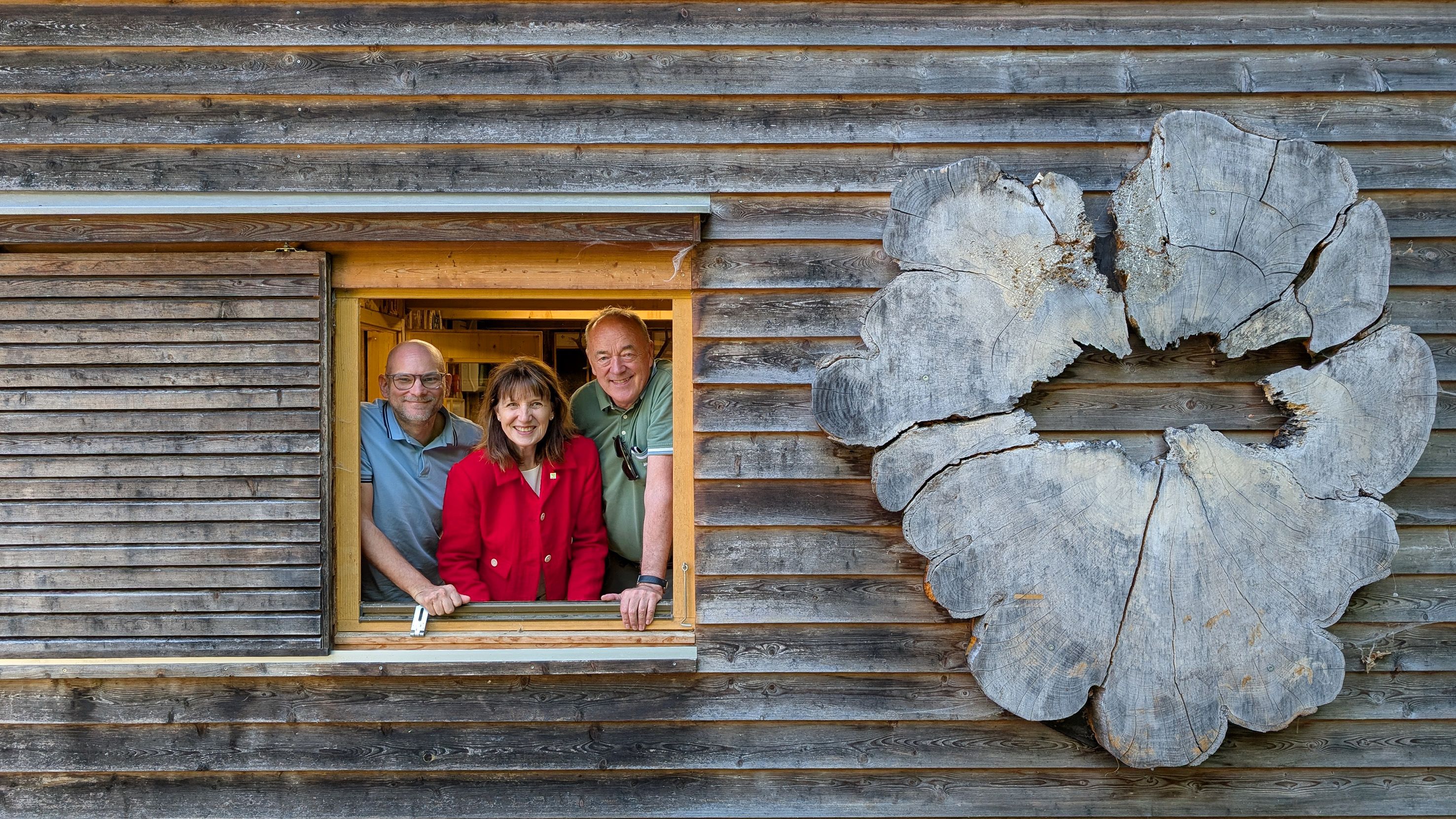 Rainer Praschak (Vizebürgermeister), Silvia Drechsler (Bürgermeisterin), Leo Lindebner (Stadtrat) im Waldklassenzimmer 