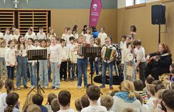 Kinder singen Gstanzl über den Naturpark Föhrenberge und die Volksschule