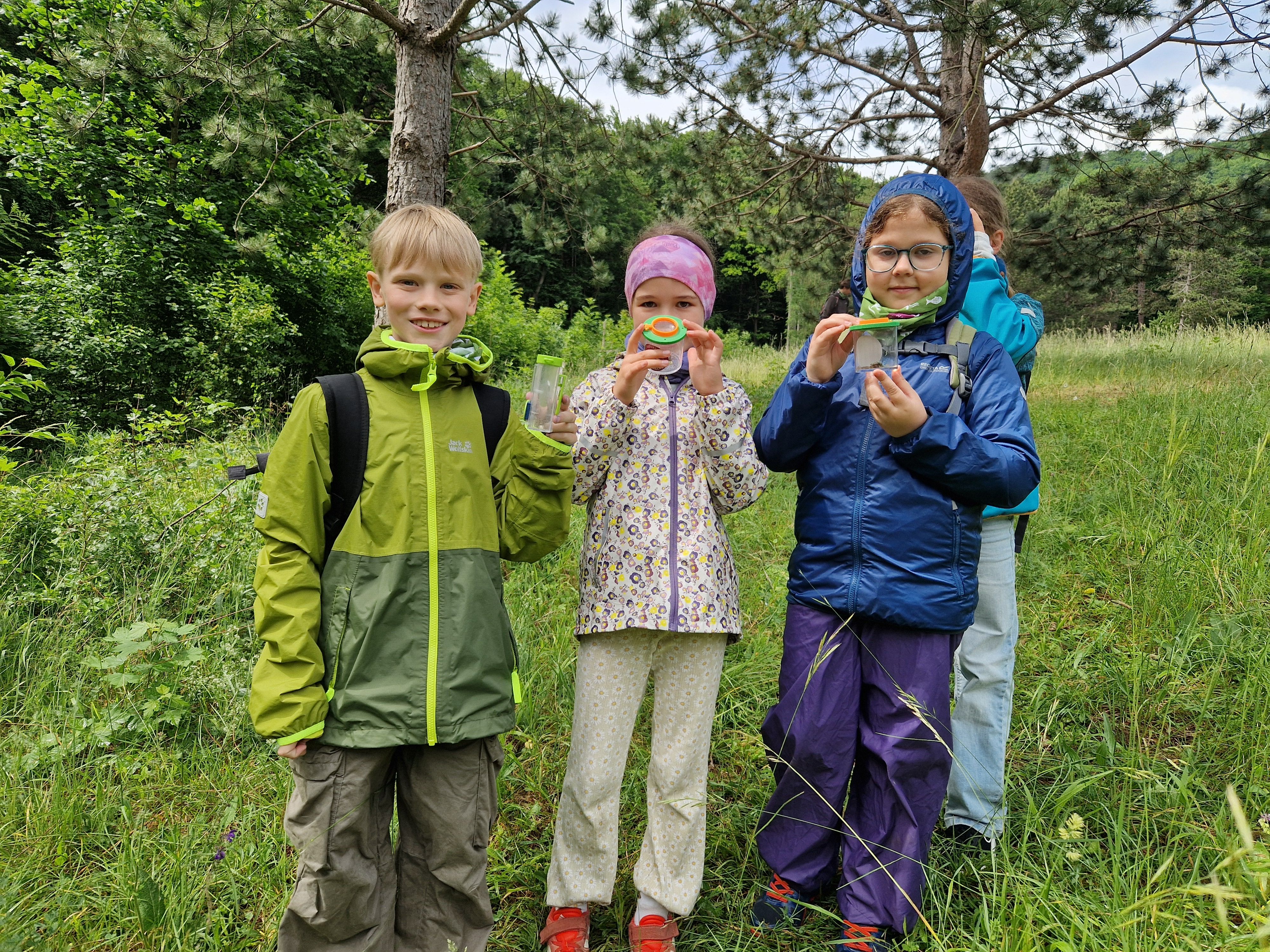 Kinder mit Becherlupe
