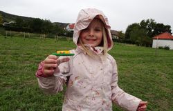 Kind mit Becherlupe