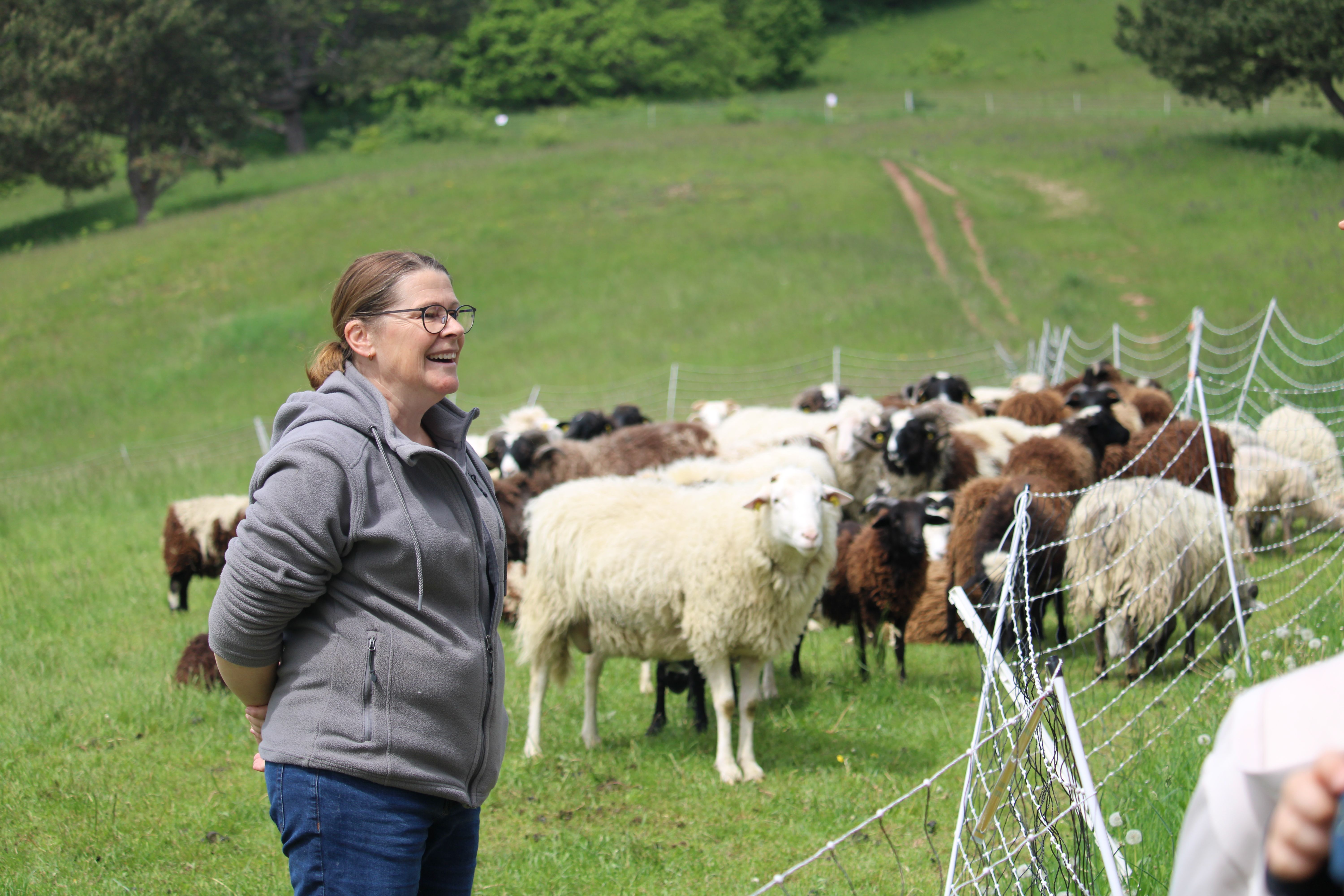 Schäferin Christa Veits erzählt Kindern bei den Naturpark-Tagen von Ihrer Arbeit.