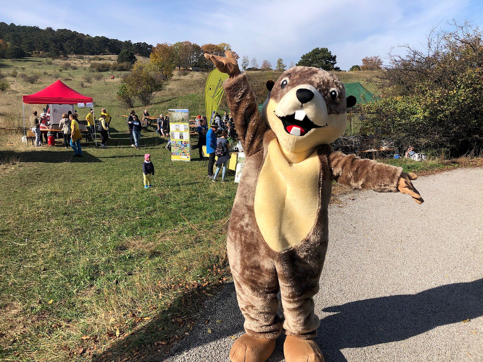 Heidevereins Maskottchen Perzi präsentiert die Stände des Heidefestes auf der Perchtoldsdorfer Heide.