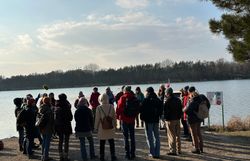 Am Ufer des Viehofner Sees in St. Pölten konnten die Teilnehmer:innen aus den Naturparken ein paar wenige wärmende Sonnenstrahlen genießen.