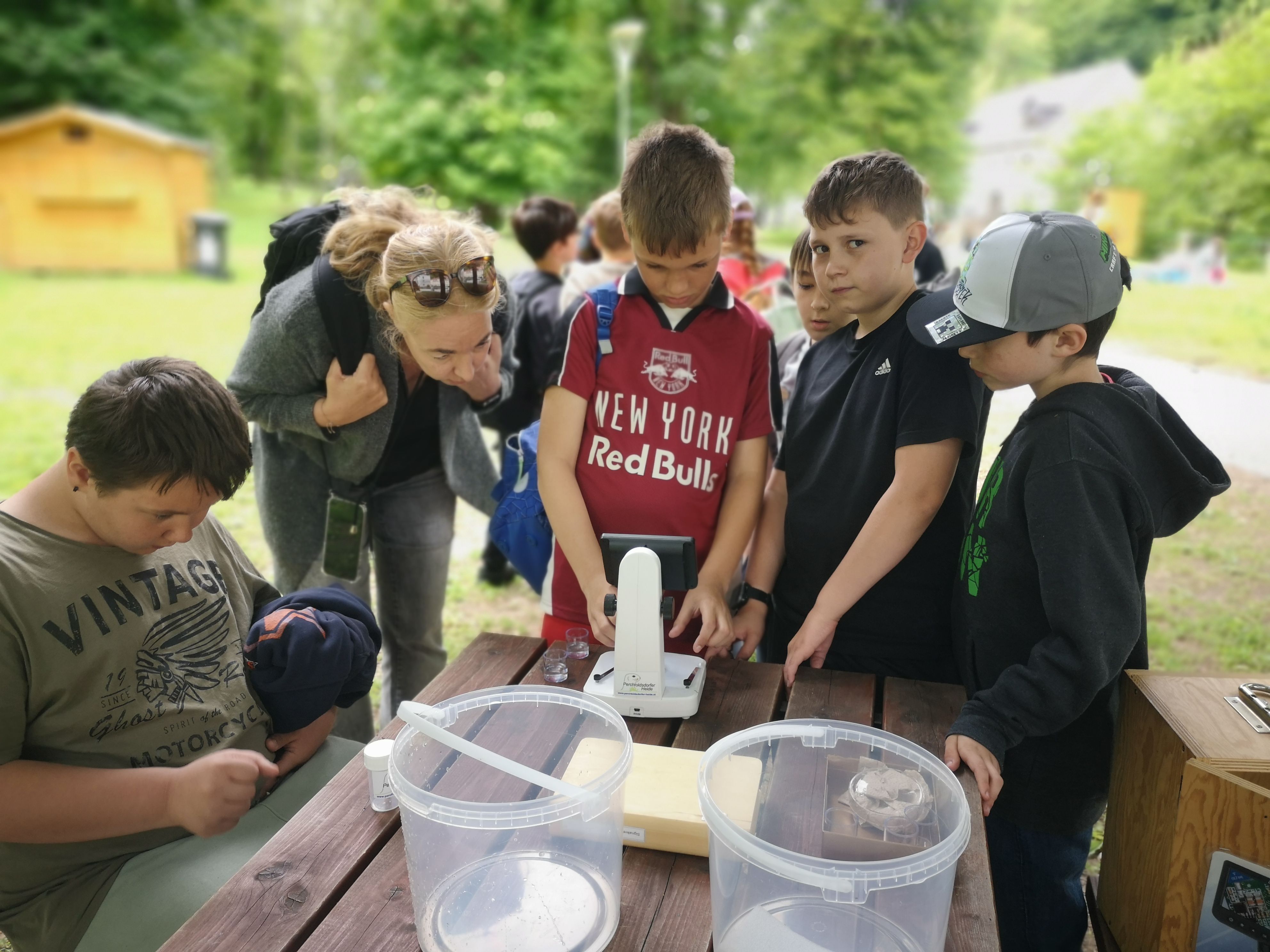 Kinder schauen durch Binokular