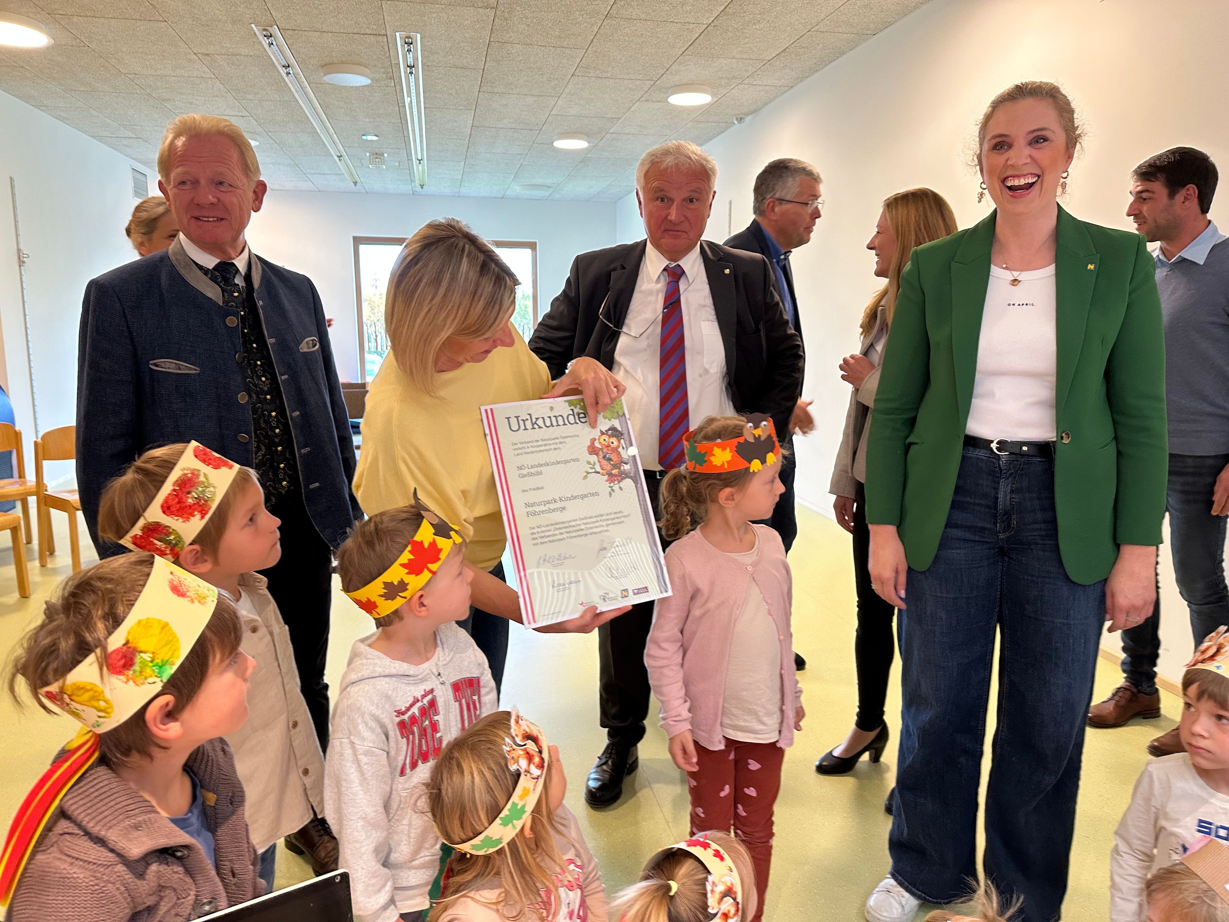 Peter Gerstner (Abgeordneter zum NÖ Landtag), Bürgermeister Johannes Seiringer und Marlene Zeidler-Beck (Abgeordnete zum NÖ Landtag) überreichen den Kindern die Urkunde zur Prädikatsierung als NuP-Kindergarten.