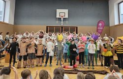 Kinder performen das Musical „Friends of the Earth“ - gemeinsamer Abschlusssong
