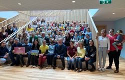 Gruppenfoto aller Teilnehmenden der Prädikatisierungsfeier zum Naturpark-Kindergarten Gießhübl. 