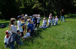 Kinder machen Pantomime