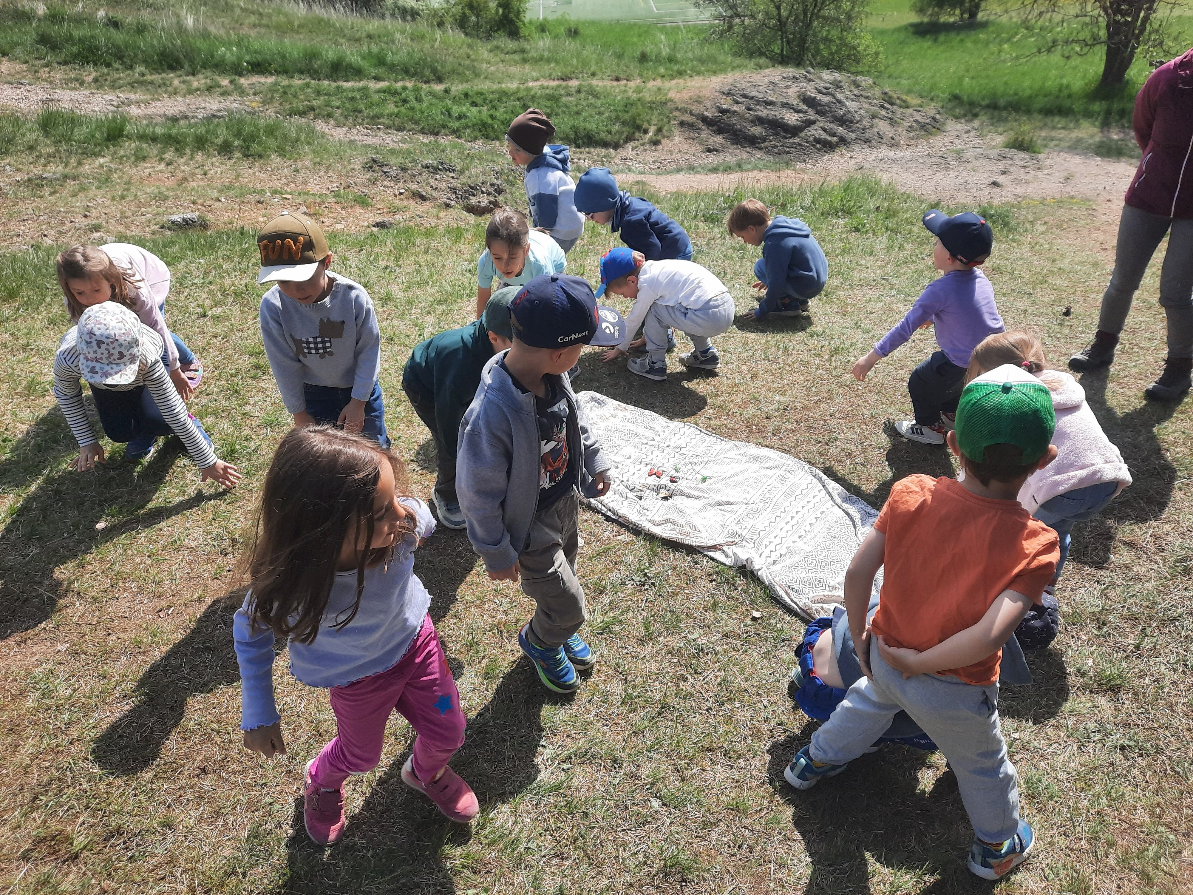 Kinder spielen ein Bewegungsspiel