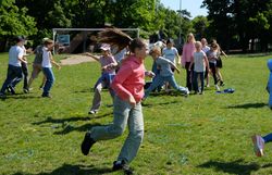 Kinder spielen ein Bewegungsspiel